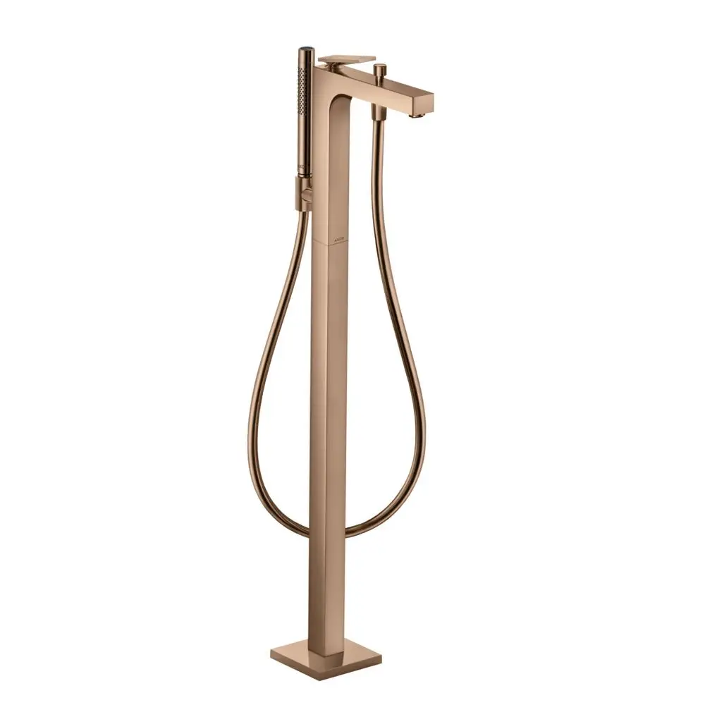 Bodenstehender Einhebel-Wannenmischer in Rotgold mit einem Hebelgriff und flexibler Handbrause. Produkt von AXOR, gestaltet für moderne Badezimmerszenarien.